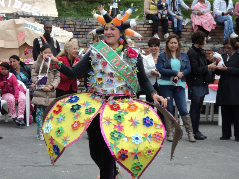 Foto de mujer disfrazada con reciclaje